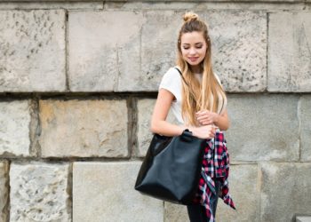 Lubisz czuć się modnie? Postaw na skórzane dodatki