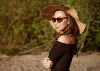 Kobieta w kapeluszu – powody dlaczego warto nosić kapelusz