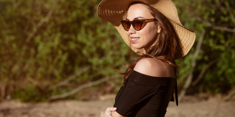 Kobieta w kapeluszu – powody dlaczego warto nosić kapelusz