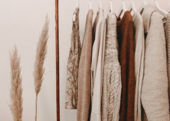 ubrania na wieszakach