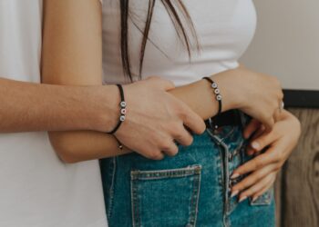 Bransoletki dla par – estetyczna biżuteria o sentymentalnym charakterze