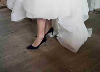 Brokatowe szpilki na wesele – dlaczego warto?