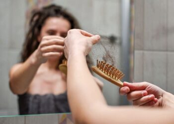 Wszystko, co trzeba wiedzieć o wypadaniu włosów